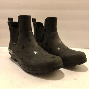 Kushy Shoo Ankle Rubber Rain Boots, Matte Black Star Print, size 7